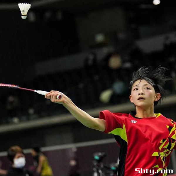 羽毛球大师赛：国羽一姐陈雨菲2-0横扫日本天才少女，晋级女单八强
